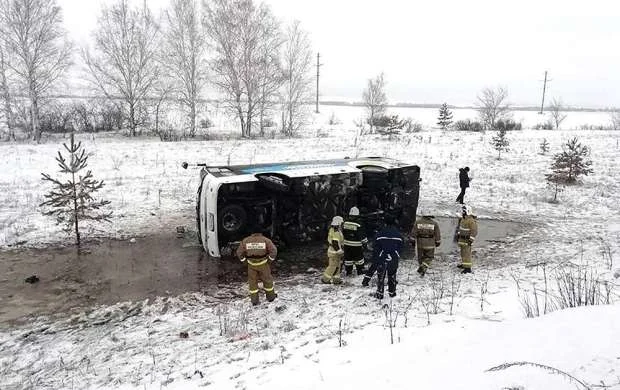 Azyaşlı futbolçuları daşıyan avtobus dərəyə yuvarlandı (VİDEO) 