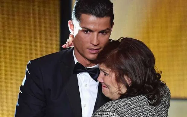 Ronaldu anasının səhhətindəki problemlə əlaqədar olaraq Portuqaliyaya yollanıb 