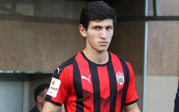 Futbolçumuz oynadı, darmadağına sevindi 