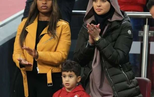 "Qalatasaray"lı ulduzun çadralı xanımı - FOTOLAR 