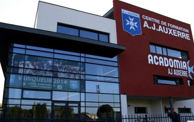 Daha bir futbolçu koronavirusa yolxudu 