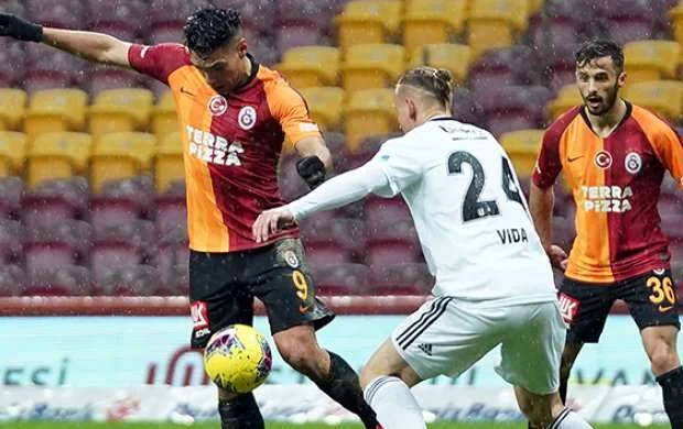 Superliqa: İstanbul derbisi "quru sülh"lə bitdi 