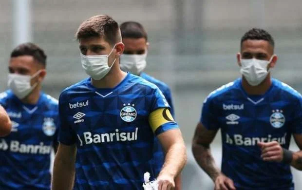 Futbolçulardan federasiyaya etiraz: Maska ilə oyuna çıxdılar - FOTOLAR 