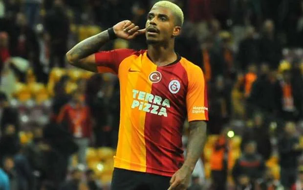 "Qalatasaray"ın ulduzu tualet kağızı ilə şou göstərdi - VİDEO 