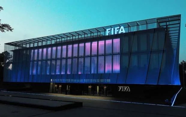 FİFA yay transfer pəncərəsini bağlamaya bilər 