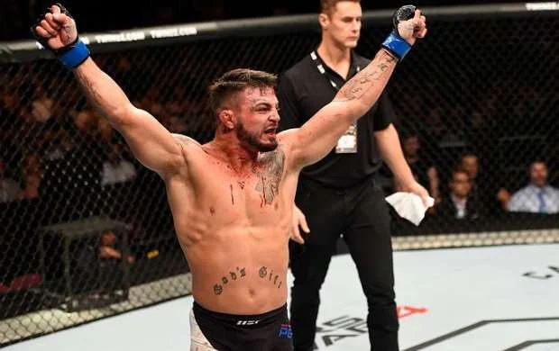 UFC döyüşçüsü tanımadığı adamı küçədə nokauta saldı - VİDEO 