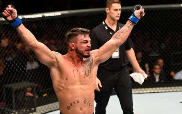 Боец UFC нокаутировал незнакомца на улице (ВИДЕО) 