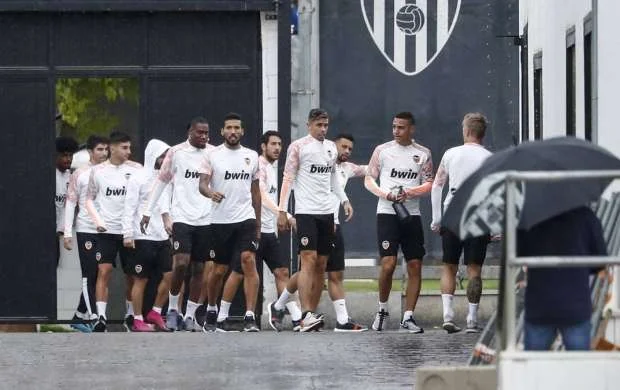 "Valensiya"nın 10 futbolçusu və 15 əməkdaşı koronavirusa yoluxub 