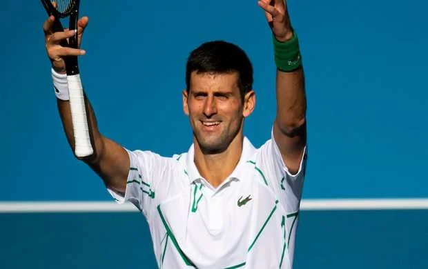 Cokoviç karantin günlərində saplıca ilə tennis oynayır - VİDEO 
