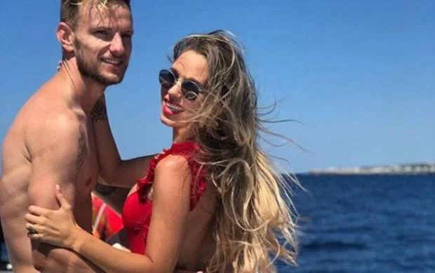 Ulduz futbolçunun ofisiant qızla barda başlayan eşq hekayəsi - FOTOLAR 