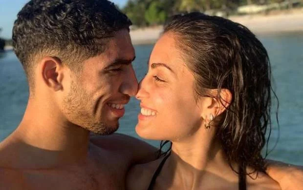 21 yaşlı futbolçunun özündən 12 yaş böyük sevgilisi - FOTOLAR 