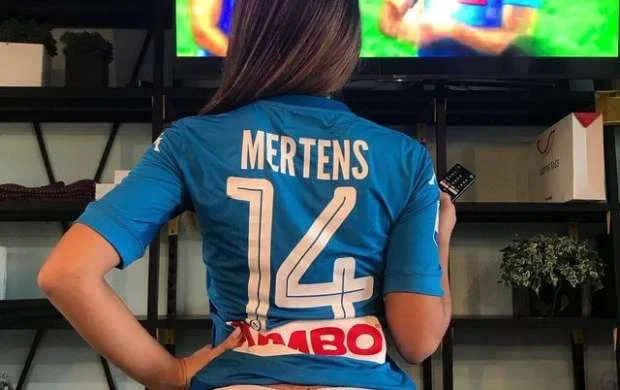 Ulduz futbolçu karantini bu gözəllə keçirir - FOTOLAR 