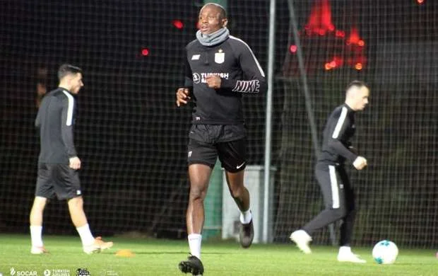 "Neftçi"nin futbolçusu: "Mənə banan təklif etdi, baş qoşmadım" 