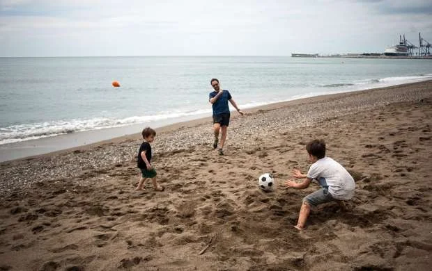 Karantin rejiminin yumşaldılmasını futbol oynamaqla "qeyd etdilər" - FOTOLAR 