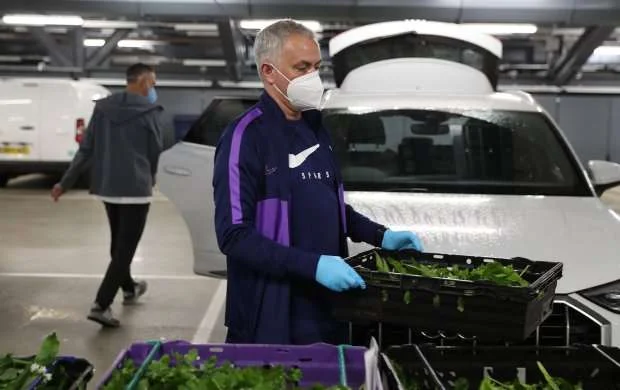 Mourinyu koronavirus xəstələri üçün tərəvəz daşıdı - FOTOLAR 