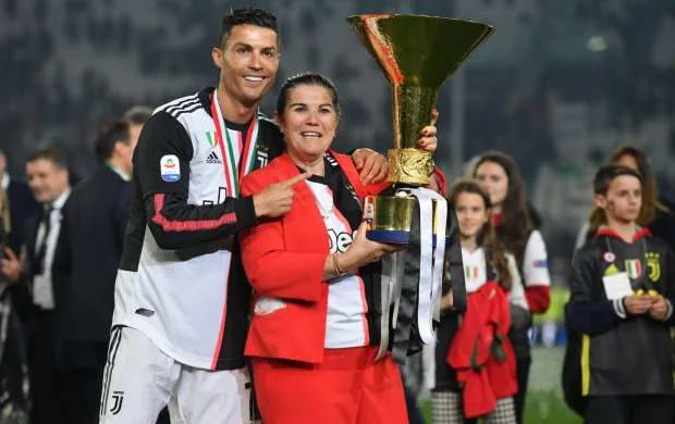 Ronaldunun anası oğlunun bağışladığı yeni avtomobilin FOTOsunu paylaşdı 