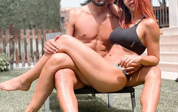 Qarayın xanımı "yeni oğlan"ı ilə yarıçılpaq FOTOsunu paylaşdı 