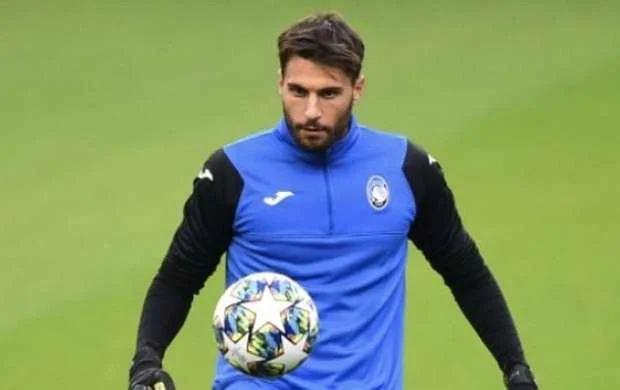Daha bir futbolçu koronavirusa qalib gəldi 