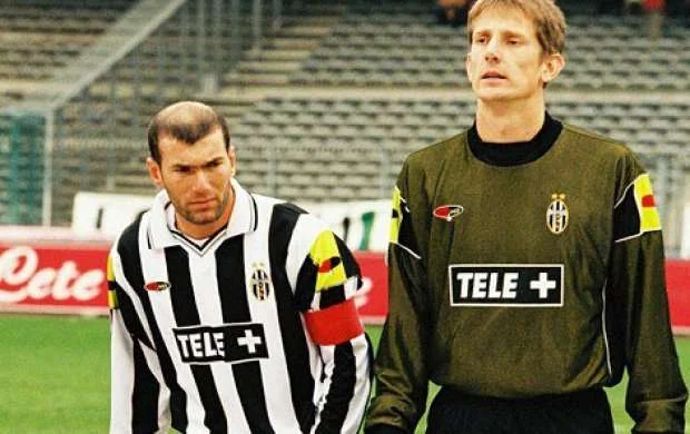 Van der Sar: "Zidan məşqə "Fiat", o birilər "Ferrari" ilə gəlirdi..." 