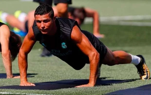 Kriştianu Ronaldu futbolçulara hədiyyə payladı 