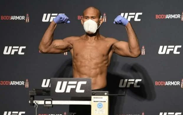 У бойца UFC выявили коронавирус за день до турнира 