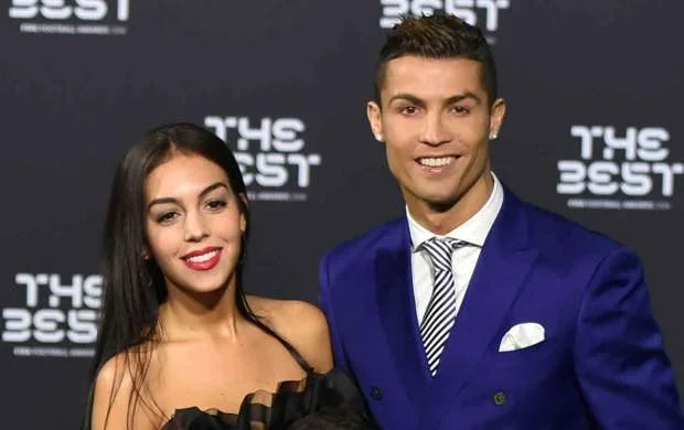 Sevgilisi Ronaldunun futbolkasını satacaq - ÖZÜ DEDİ 