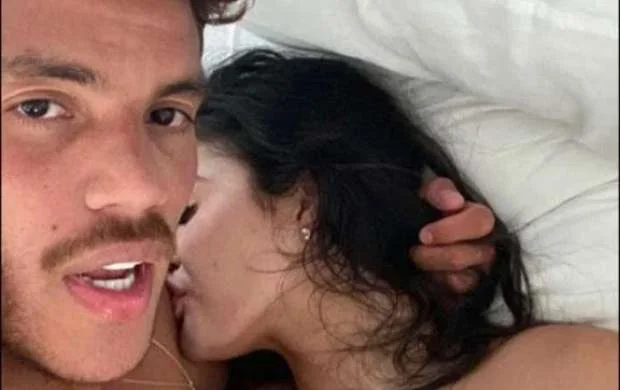 Ulduz futbolçu model sevgilisi ilə yataq FOTOsunu paylaşdı 