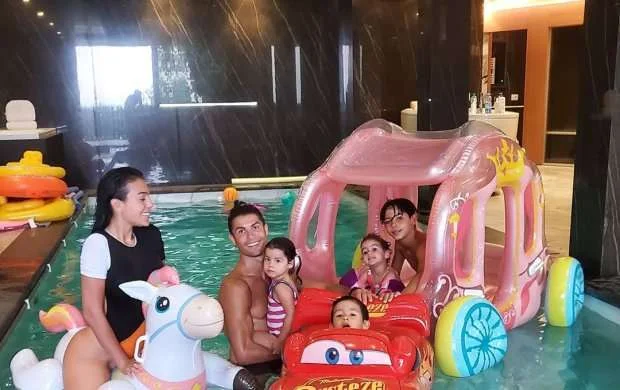 Ronaldunun sevgilisi hovuzda çəkilmiş yeni FOTO paylaşdı 