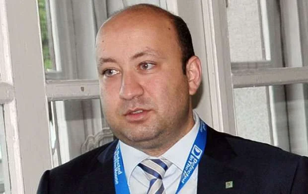 "Rasim Kara kişi deyil" və ya 250 mini kimdən soruşaq? 