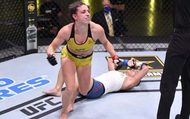 Qadın döyüşçü UFC-də ilkə imza atdı 