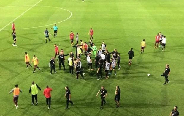 Azərbaycanda futbol hakimi davaya müdaxilə etməyəcək 