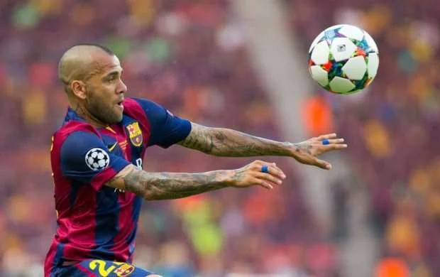 "Barsa" "Yuve" ilə finalda Məhəmməd Əliyə bənzəyirdi: kəpənək kimi uçur, arı kimi sancırdıq" - Dani Alves 