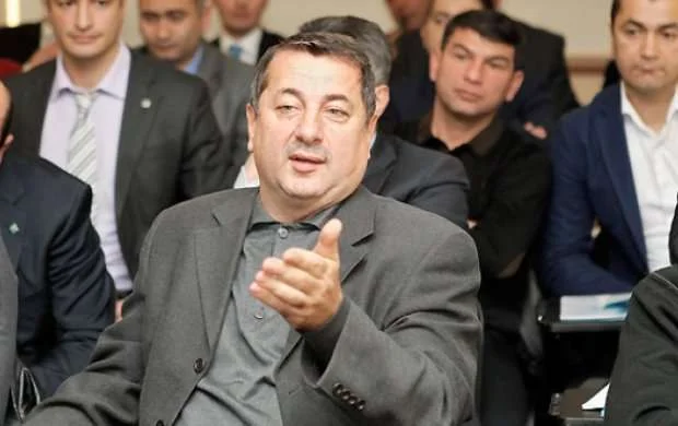 Vaqif Sadıqovun bağlaması 