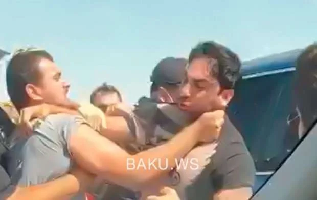 Kamil Zeynallı polisin gözü qarşısında yumruq davasına çıxdı - VİDEO 