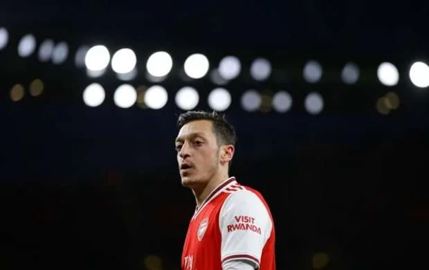 "Arsenal" Özillə bağlı qərarını verdi 