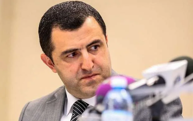 Kamran Quliyev çətin durumda - Dəhlizdə başqasının ayaq səsi var... 