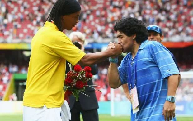 Ronaldinyo karyerasını bərpa edir? 