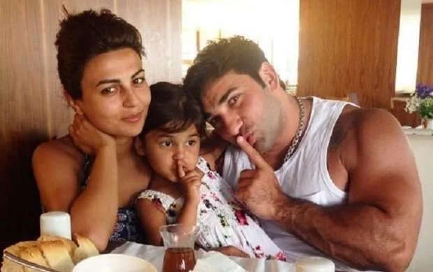Kamil Zeynallının 8 yaşlı qızı yenə maşın sürdü, benzini bitib yolda qaldı - VİDEO 