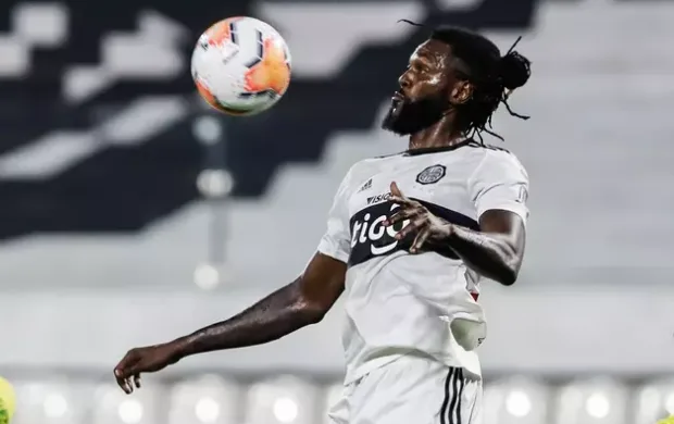 Adebayor Paraqvay klubundan ayrıldı - RƏSMİ 