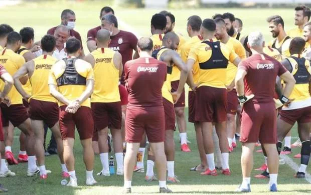 Naqatomo vidalaşdı, göz yaşlarını saxlaya bilmədi - FOTOLAR 