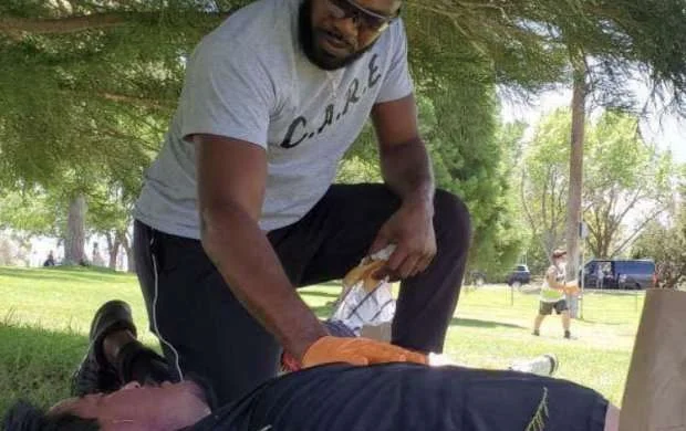 UFC çempionu insan həyatı qurtardı - FOTO 