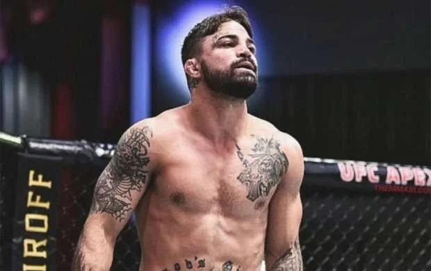 UFC döyüşçüsü restoranda dalaşdı - VİDEO 