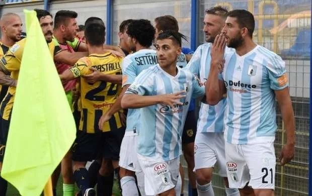 Futbolçu klub işçisi ilə dalaşdı, xəstəxanalıq oldu 