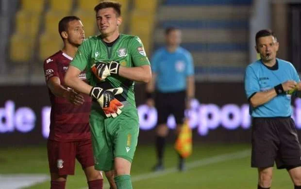 Beləsini görməmisiniz: Üç dəfə penalti vurdular, heç biri qol olmadı - VİDEO 