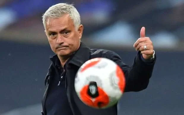 Mourinyu "Mançester Siti"ni "sancdı" 