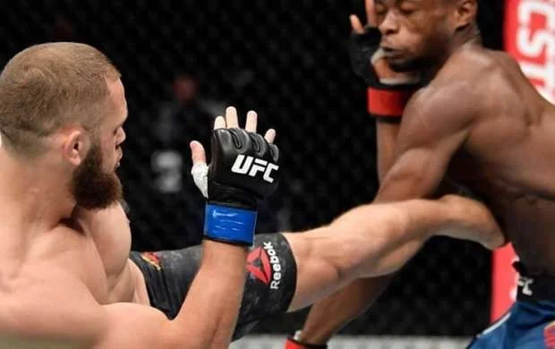 Azərbaycan əsilli döyüşçü UFC-də qalib gəldi - FOTO 