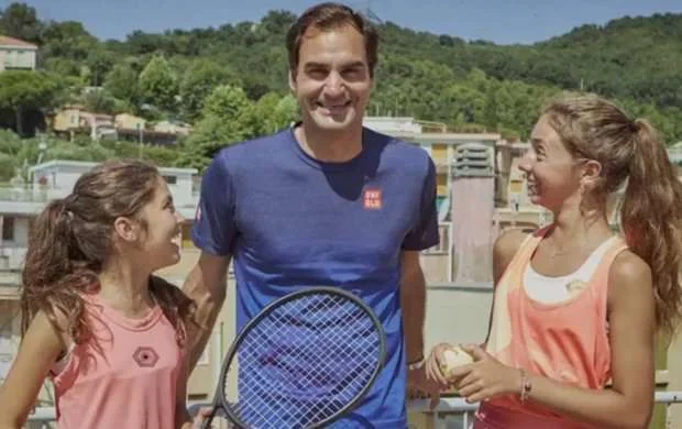 Federerdən damda tennis oynayan qızlara möhtəşəm sürpriz - VİDEO 
