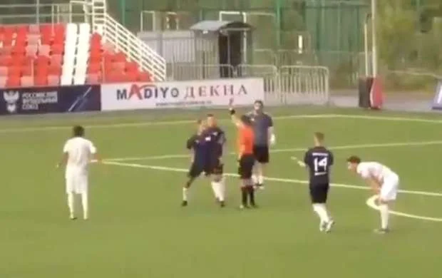 Qalmaqal: Rusiya millisinin sabiq futbolçusu hakimi döydü  
