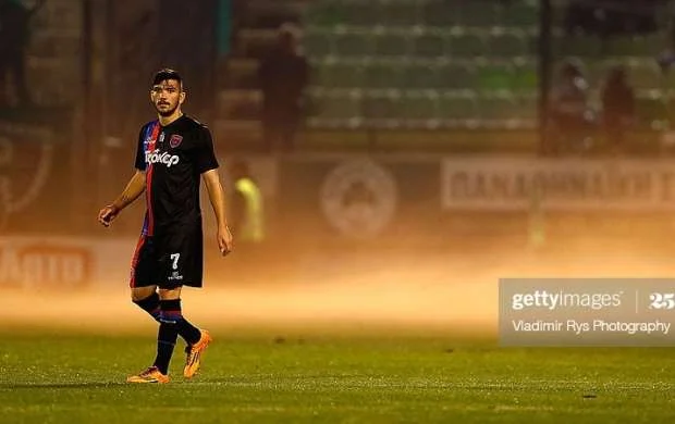 "Neftçi" Yunanıstan millisinin futbolçusunu transfer edir 