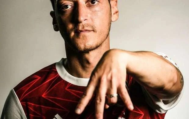 Mesut Özil "Arsenal"ın formasını təqdim etdi 